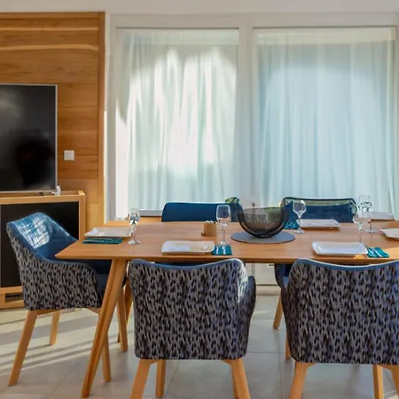 Esquel - Beachfront, Heated Pool Ражань