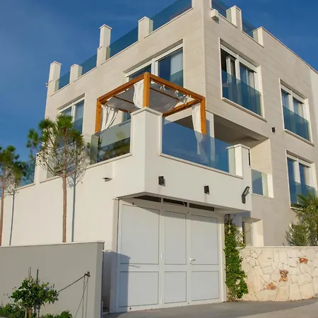 Esquel - Beachfront, Heated Pool Ражань