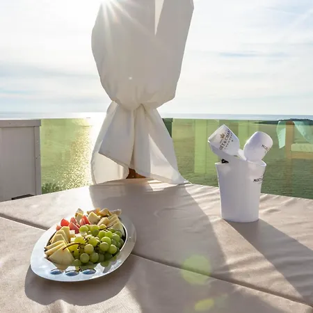 Esquel - Beachfront, Heated Pool Вилла