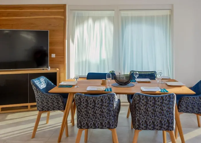 Esquel - Beachfront, Heated Pool Ražanj