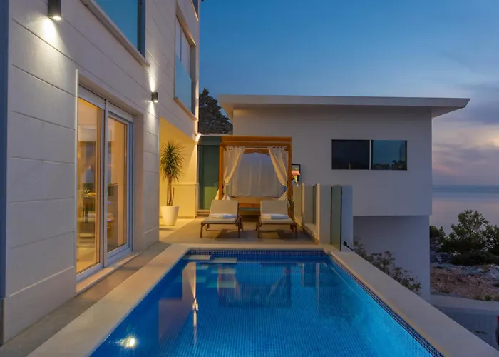 Esquel - Beachfront, Heated Pool Villa Ražanj