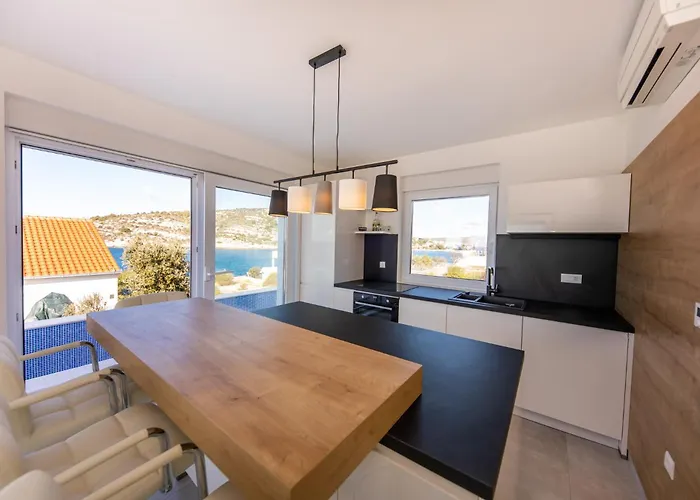 Esquel - Beachfront, Heated Pool Villa