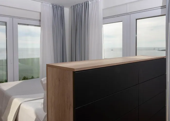 Esquel - Beachfront, Heated Pool Villa Ražanj